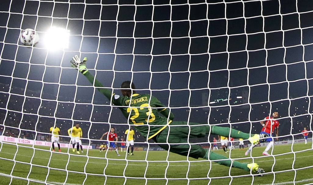 Nella ripresa il Cile si procura un calcio di rigore che Arturo Vidal trasforma. Cile 1, Ecuador 0 (Action Images)